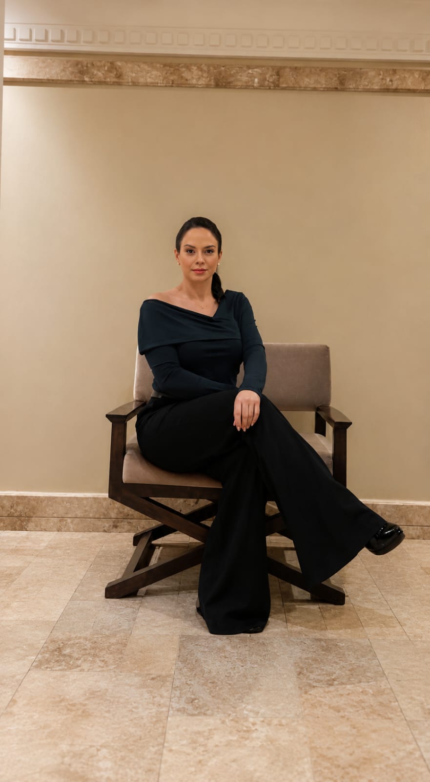 Arianne Costa sentada no consultório